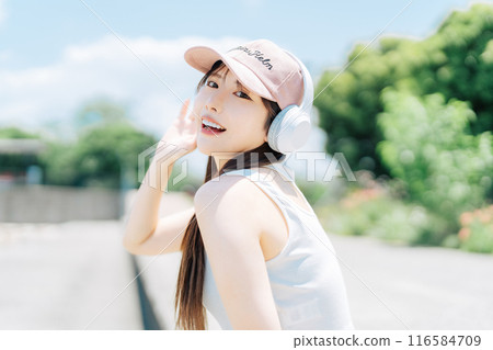 年輕女孩在戶外聽音樂 116584709