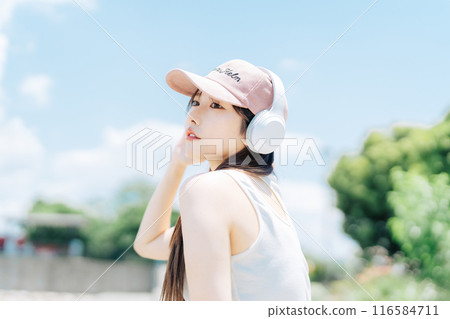 年輕女孩在戶外聽音樂 年輕女孩在戶外聽音樂 116584711