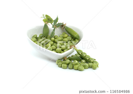 Fresh green peas in a heart-shaped bowl isolated on white background 116584986