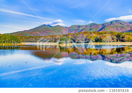 Hokkaido: Shiretoko Five Lakes in Autumn - Two Mirror Lakes and the Shiretoko Mountain Range 116585816