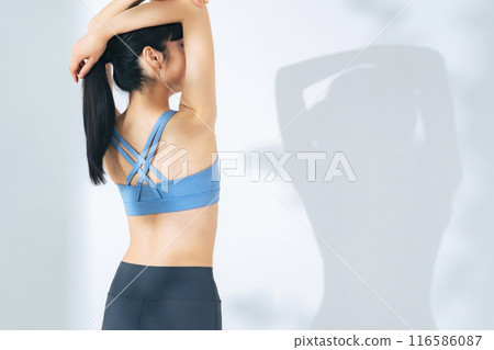 伸展的女人形象身體護理飲食 116586087