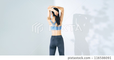 一個通過訓練、身體護理、飲食塑造身材的女人 一個通過訓練、身體護理、飲食塑造身材的女人 116586091