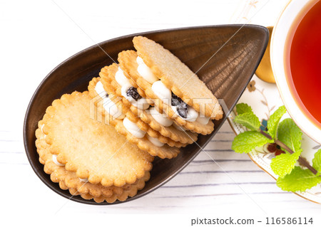 Fruit sandwich biscuit Fruit sandwich biscuit 116586114