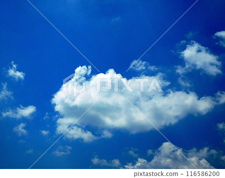 藍天和雲彩七月的天空 116586200