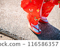 七五山一個穿著布的可愛女孩的腳 116586357
