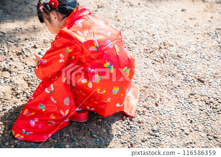 七五山蹲著的穿著和服的女孩 七五山蹲著的穿著和服的女孩 116586359