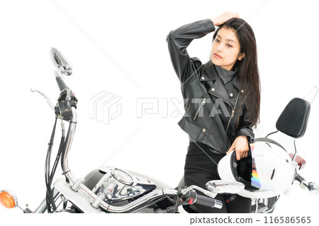 騎自行車的女孩戴著頭盔坐在自行車上梳理頭髮 騎自行車的女孩戴著頭盔坐在自行車上梳理頭髮 116586565