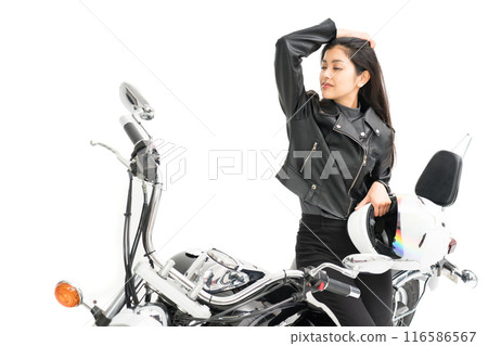 騎自行車的女孩戴著頭盔坐在自行車上梳理頭髮 116586567