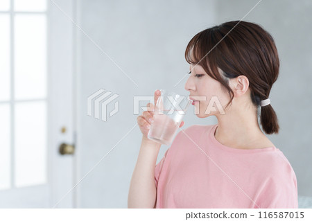 Young woman drinking water 116587015