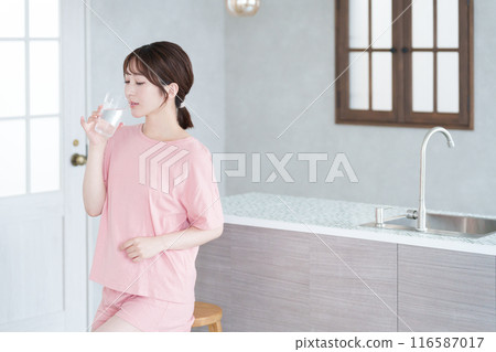 年輕女子喝水 116587017