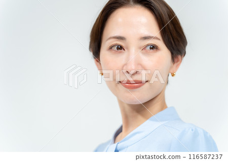 Woman portrait close-up Woman portrait close-up 116587237