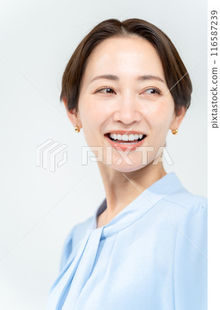 Woman portrait close-up Woman portrait close-up 116587239