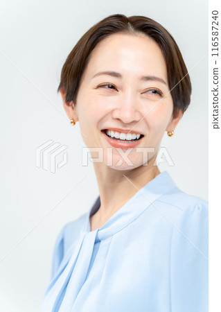 Woman portrait close-up Woman portrait close-up 116587240