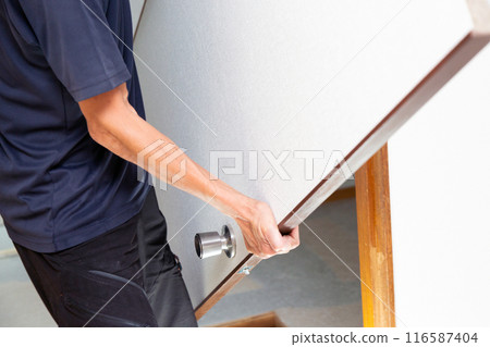 安裝二手房門的手 116587404