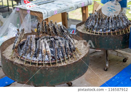 Salt-grilled salmon 116587912