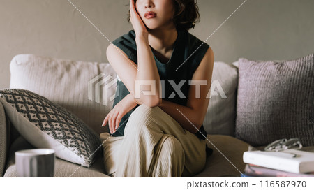 日本女人在沙發上思考 日本女人在沙發上思考 116587970