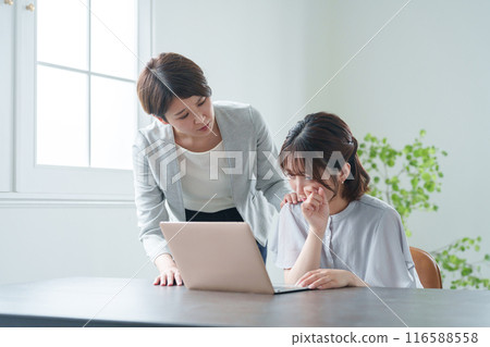 商人安慰沮喪的下屬 116588558