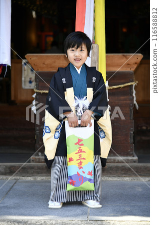 A boy visiting a shrine for the Shichigosan festival 116588812