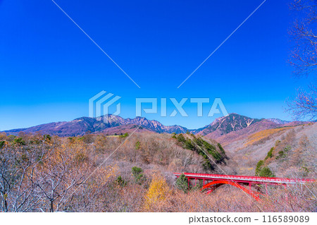 [秋天素材]深秋的東澤橋和八岳，藍天[山梨縣] 116589089