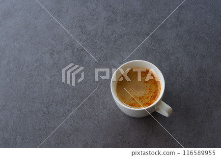 享用一杯由濃縮咖啡和牛奶製成的拿鐵咖啡,放鬆身心 享用一杯由濃縮咖啡和牛奶製成的拿鐵咖啡,放鬆身心 116589955