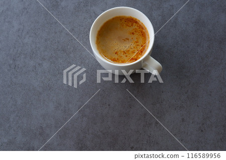 享用一杯由濃縮咖啡和牛奶製成的拿鐵咖啡,放鬆身心 享用一杯由濃縮咖啡和牛奶製成的拿鐵咖啡,放鬆身心 116589956