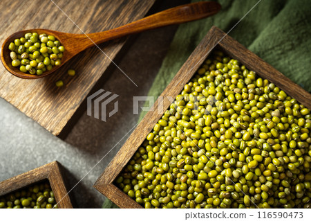 green beans on a wooden spoon 116590473