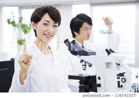研究人員在實驗室進行實驗 116591037
