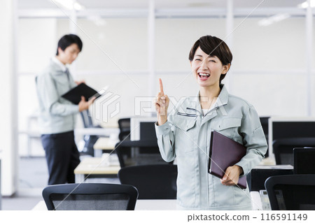穿著工作服的工程師在辦公室工作 116591149