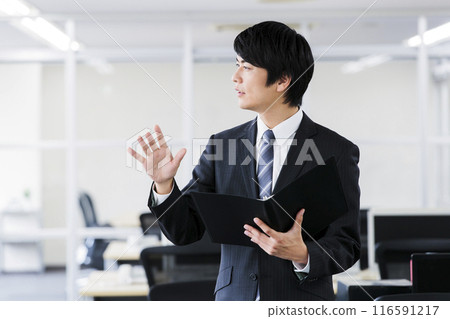 Business people working in the office 116591217