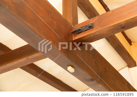 正在翻新的舊木屋的橫梁 116591895