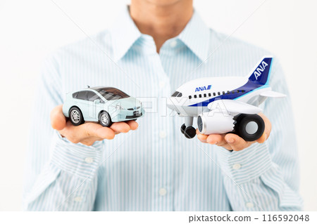 有飛機和汽車模型的婦女 116592048