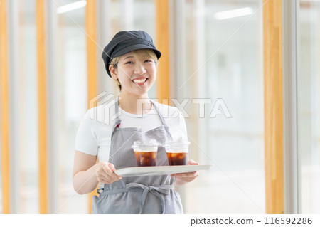 在咖啡館工作的金髮短髮女士（自由髮色、以自己的方式工作、工作環境）） 116592286