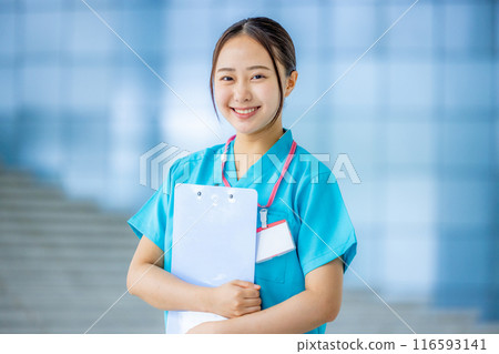 在醫院工作的年輕護士 116593141
