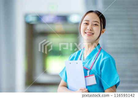 在醫院工作的年輕護士 116593142