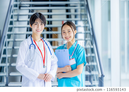 Young doctors and nurses working in hospitals Young doctors and nurses working in hospitals 116593143