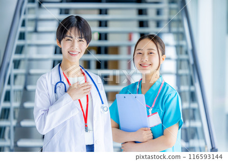 年輕的醫生和護士在醫院工作 116593144