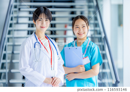 Young doctors and nurses working in hospitals Young doctors and nurses working in hospitals 116593146