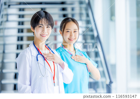 年輕的醫生和護士在醫院工作 116593147