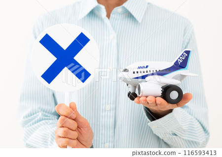 一個女人拿著模型飛機並做十字標誌 116593413