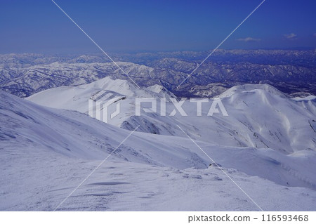 The ridgeline towards Mt. Yudono from the summit of Mt. Fuyutsuki The ridgeline towards Mt. Yudono from the summit of Mt. Fuyutsuki 116593468