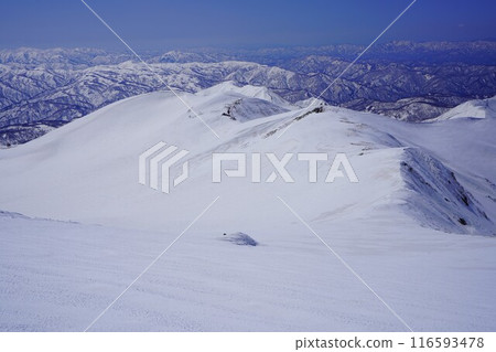 The ridgeline of Mt. Ubagatake in winter 116593478
