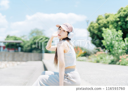 年輕女孩在戶外聽音樂 116593760