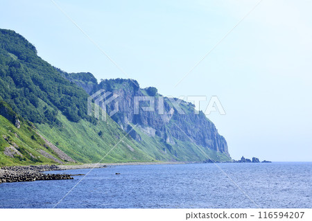 從知床羅臼的車濱眺望知床半島的觀音岩附近 116594207