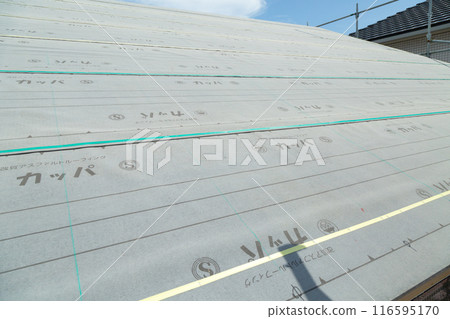 Newly built house undergoing roof construction Newly built house undergoing roof construction 116595170