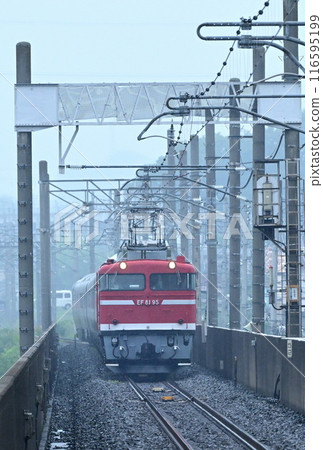 一輛電力機車在細雨中拉著一輛客車爬上斜坡:仙后座號的 25 週年紀念之旅。東鷲宮 一輛電力機車在細雨中拉著一輛客車爬上斜坡:仙后座號的 25 週年紀念之旅。東鷲宮 116595199