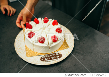 媽媽切酥餅和孩子等待 116595252