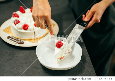 女人的手切蛋糕 116595253