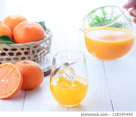 100% freshly squeezed orange juice 116595444