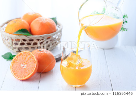 100% freshly squeezed orange juice 116595446