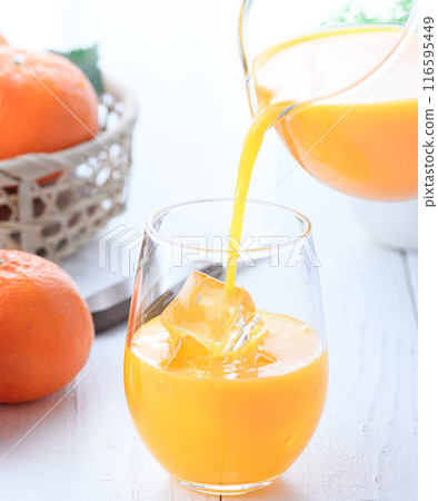 100% freshly squeezed orange juice 116595449